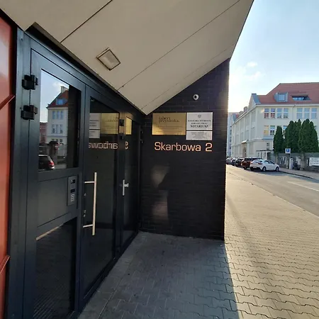 Black&white Skarbowa 2 Parking Лешно