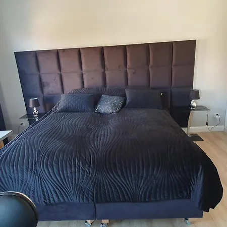 Black&white Skarbowa 2 Parking 레스노